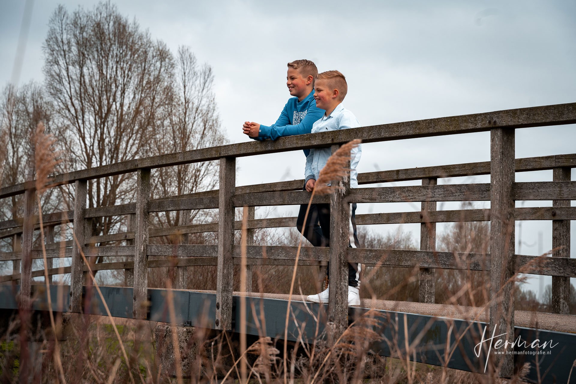 Lifestyle fotoshoot - Twee jongens staan op brug in Hendrik Ido Ambacht - Herman Fotografie