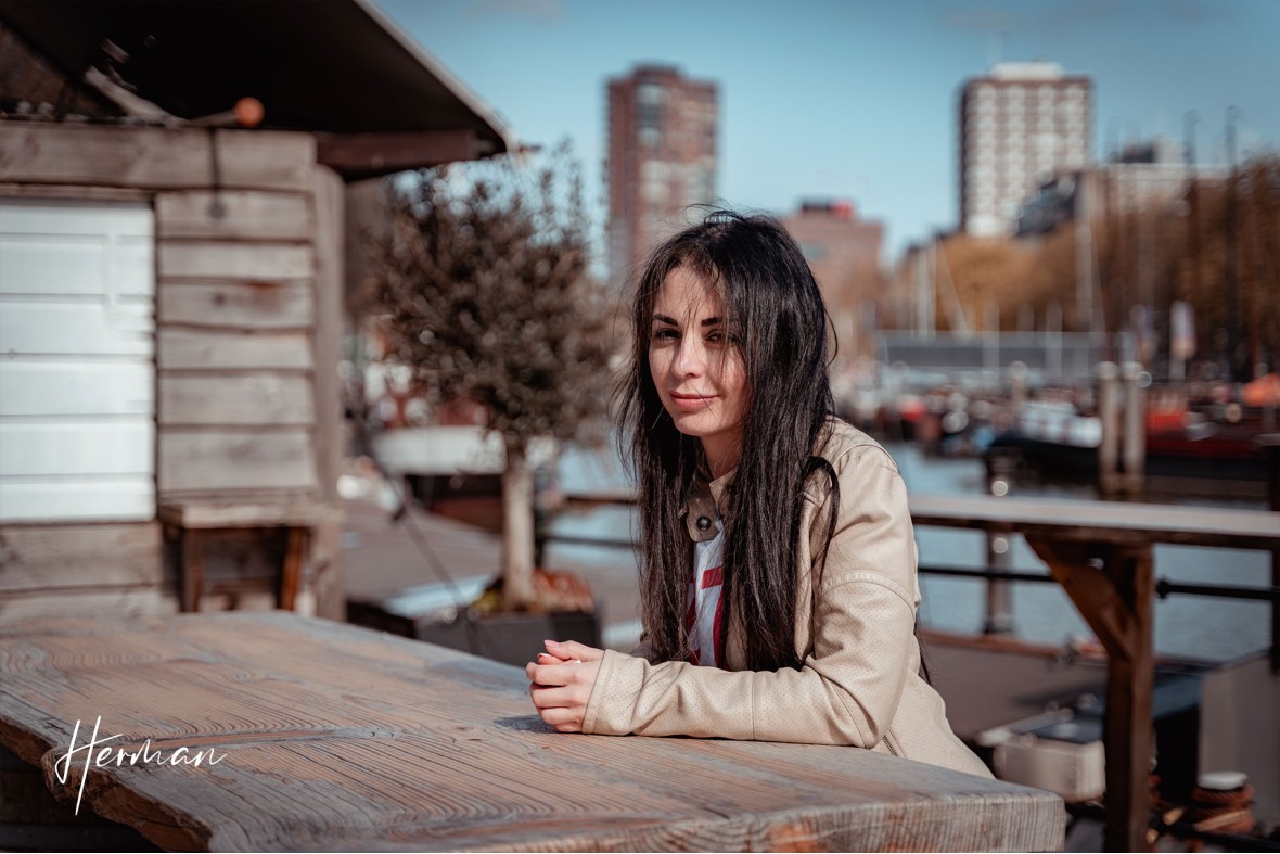 Ella aan een tafel in de oude haven in Rotterdam - Portret fotoshoot in Rotterdam