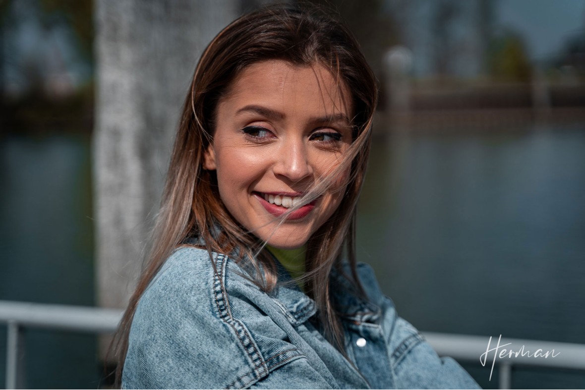 Portret fotoshoot met Laura - Genieten van de zon op een steiger in Dordrecht