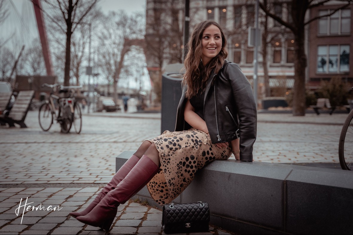 Roos lacht naar een voorbijganger bij de oude haven in Rotterdam - Portret fotoshoot in Rotterdam