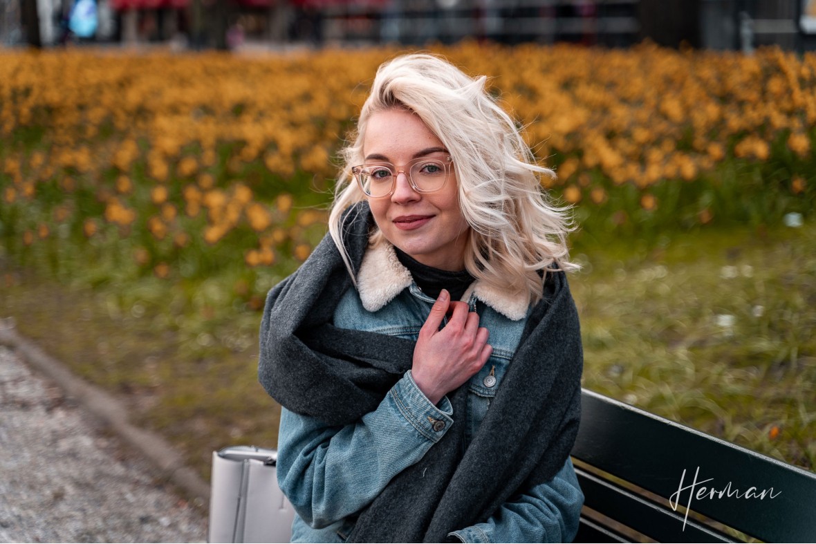 Portret fotoshoot met Polina - Op een bankje in Den Haag voor een veld narcissen