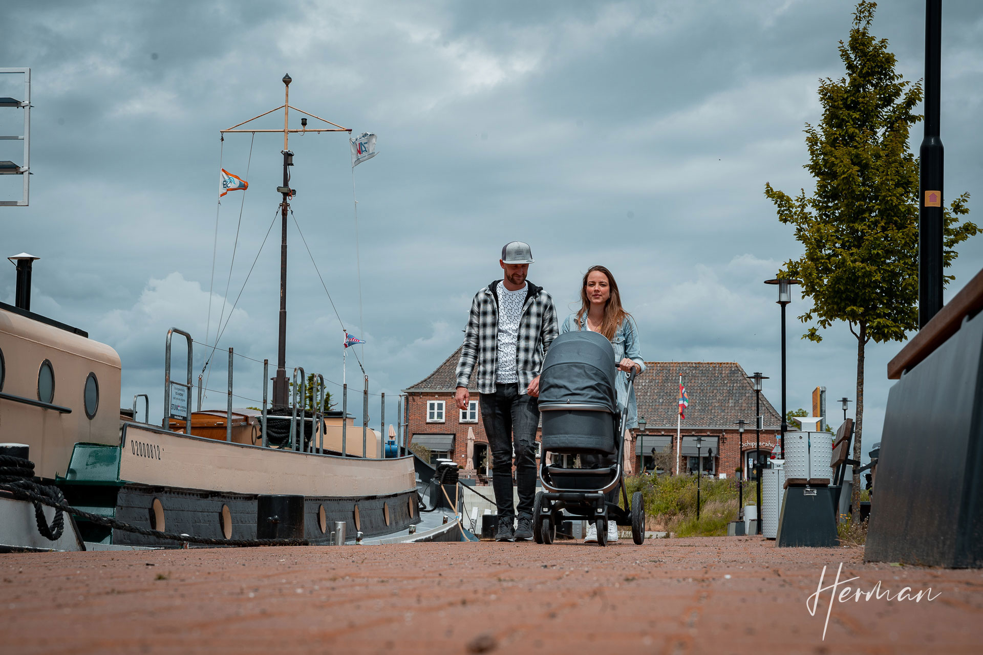 Lifestyle fotoshoot - Gezin loopt buiten met kinderwagen - Herman Fotografie