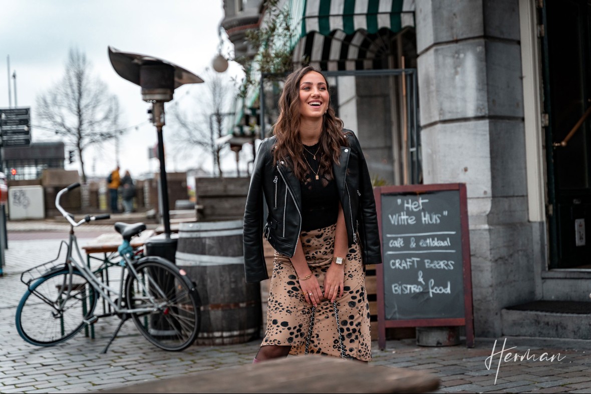 Portret fotoshoot met Roos - Voor het Witte Huis in Rotterdam