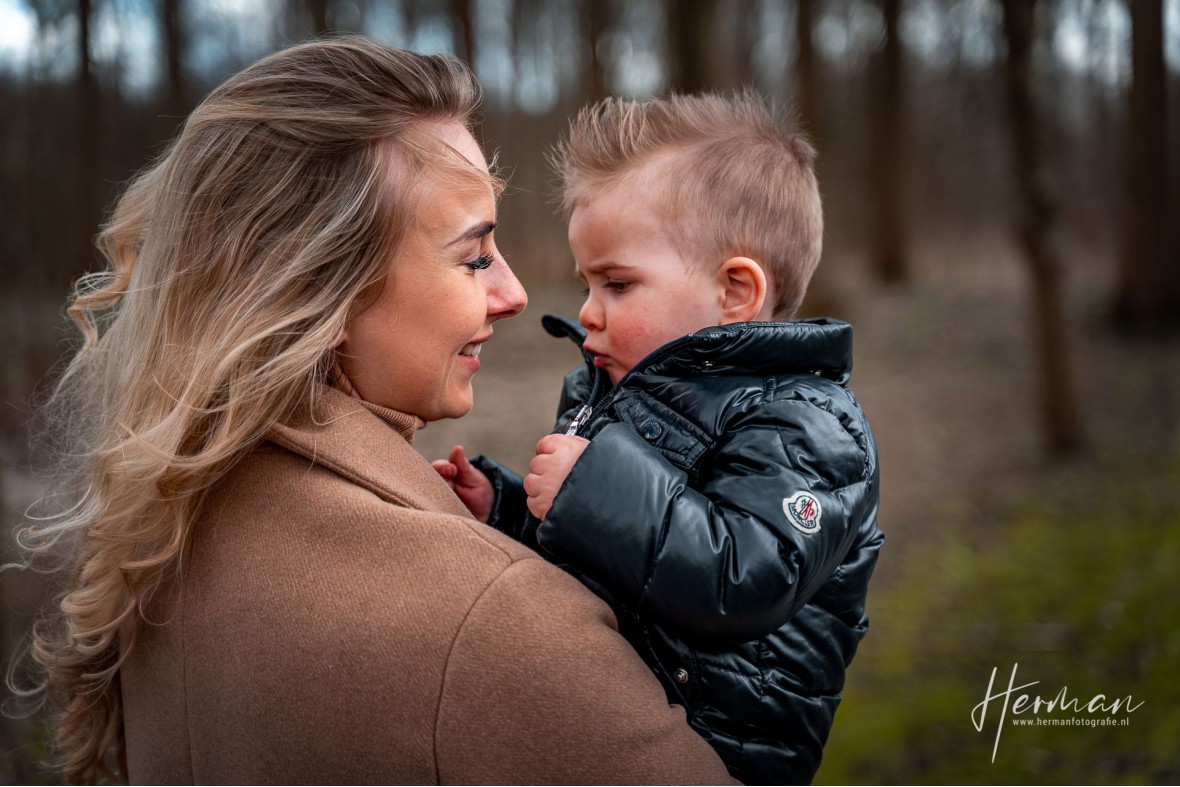 Lifestyle fotoshoot - Moeder lacht lieft naar zoon - Herman Fotografie
