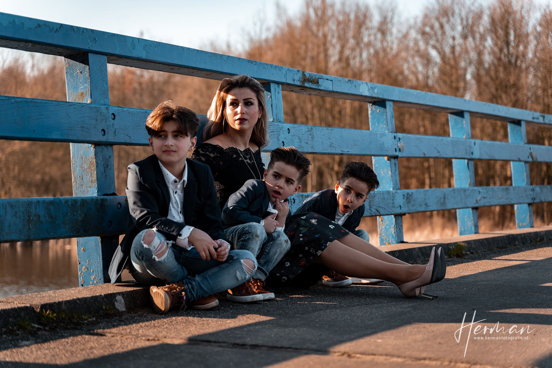 Lifestyle fotoshoot - Moeder zit op de brug in Dordrecht met drie zoons - Herman Fotografie