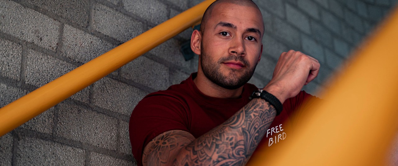 Portret fotoshoot met Ritchie - Stoere vent op de trap in de parkeergarage in Dordrecht
