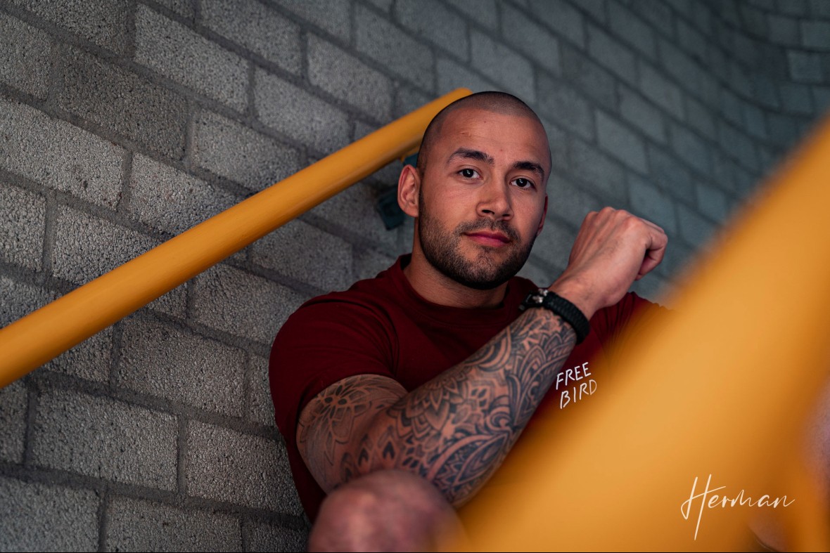 Portret fotoshoot met Ritchie - Stoere vent op de trap in de parkeergarage in Dordrecht