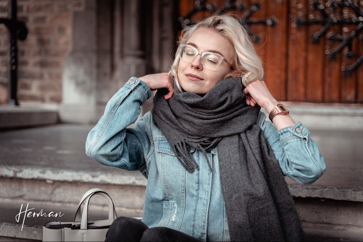 Polyna doet haar jas goed in Den Haag - Portret fotoshoot in Den Haag