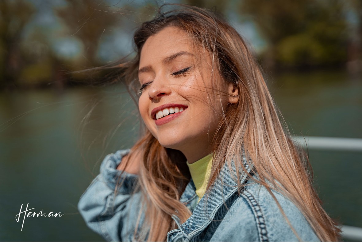 Laura geniet van de zon bij Villa Augustus in Dordrecht - Portret fotoshoot Dordrecht met fotograaf Dordrecht