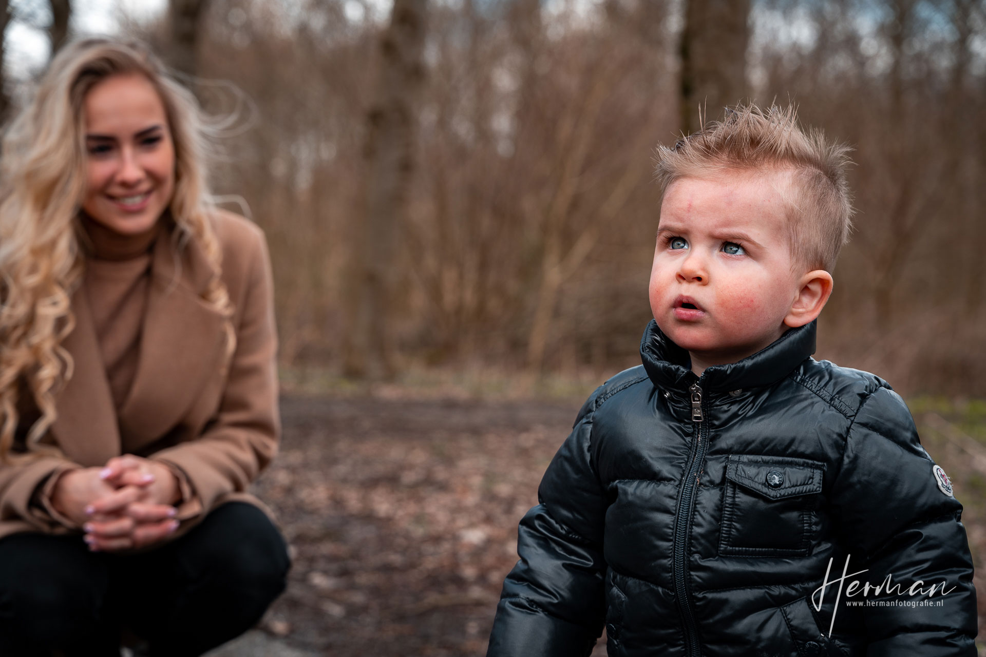 Lifestyle fotoshoot - Moeder lacht lief naar zoon - Herman Fotografie