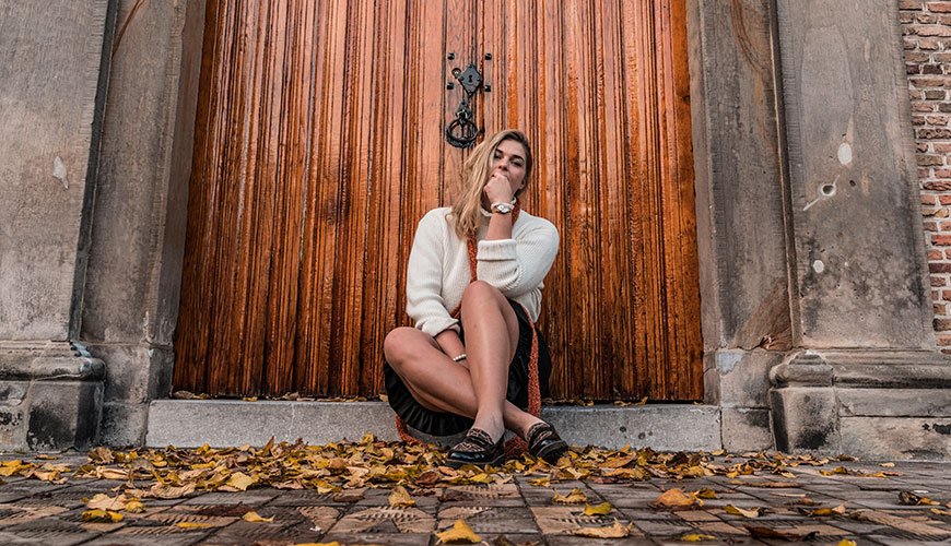 Klaartje zit op de stoep van de kerk in Maassluis tijdens een portret fotoshoot