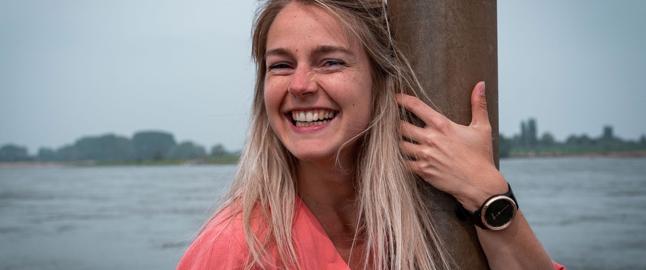 Portret fotoshoot met Claudia - Aan de Waal bij Zaltbommel