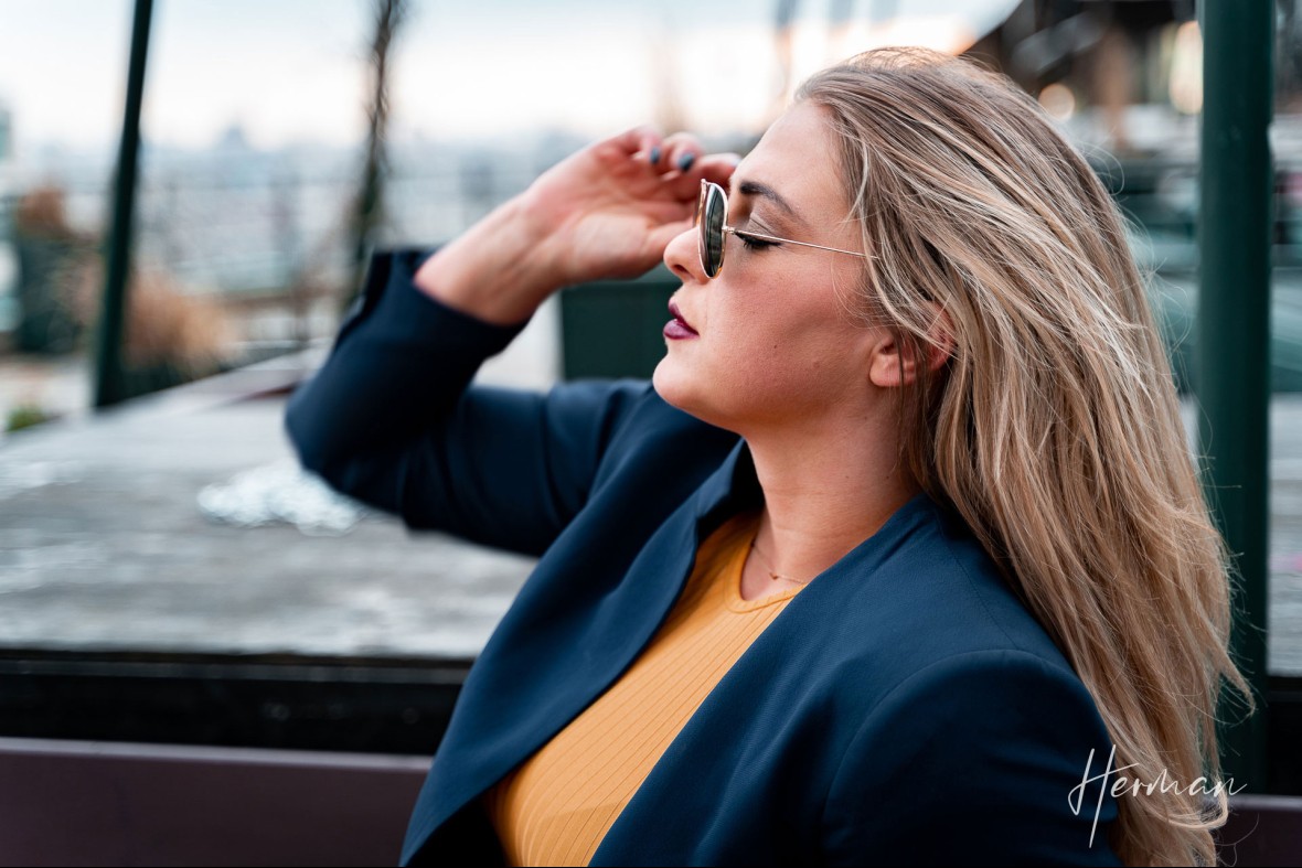 Portret fotoshoot met Klaartje - Op het dak van het Groot Handelsgebouw in Rotterdam