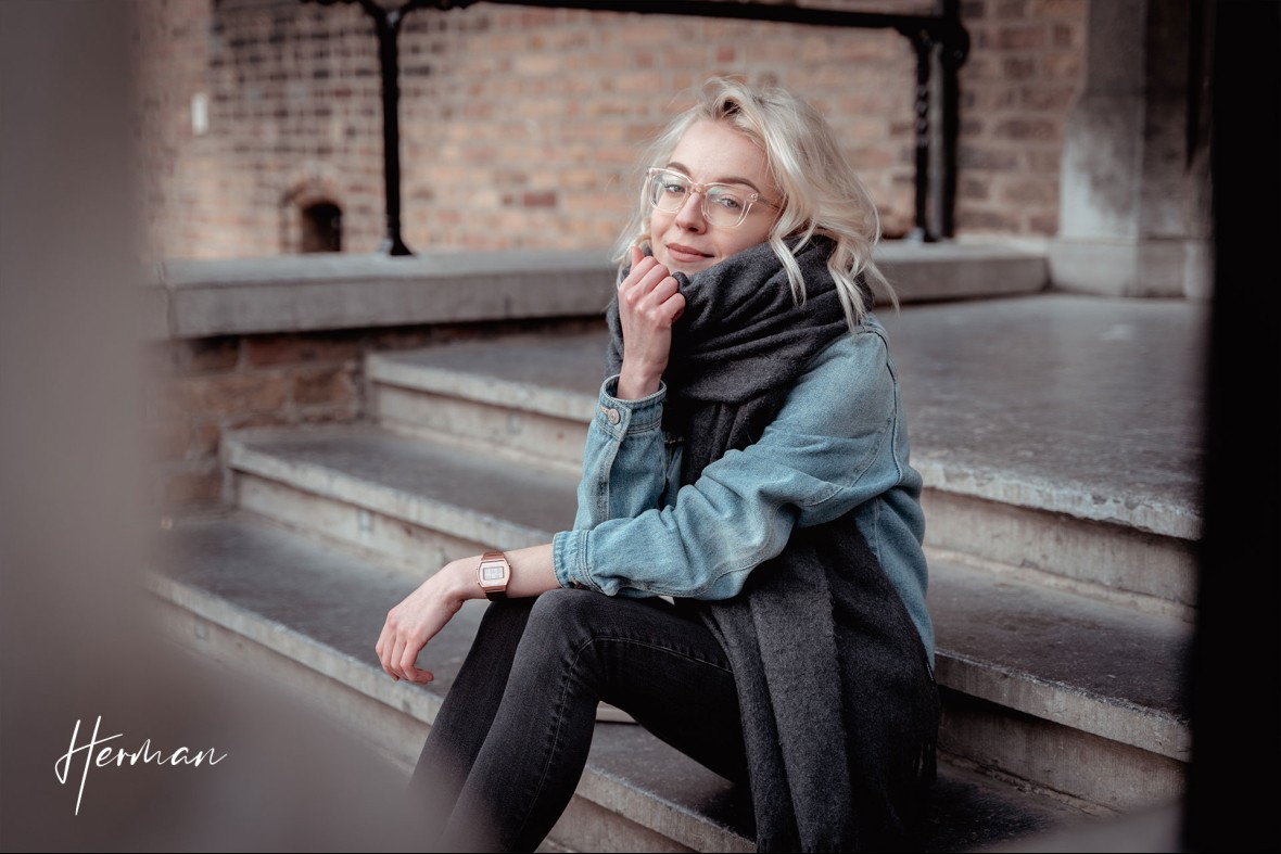 Polyna kijkt recht in de lens in Het Binnenhof te Den Haag - Portret fotoshoot in Den Haag