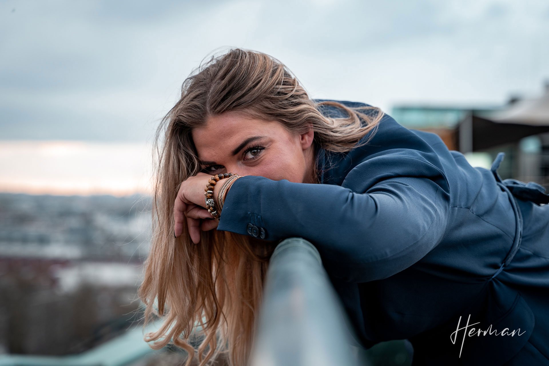 Portret fotoshoot met Klaartje - Op het dak van het Groot Handelsgebouw in Rotterdam