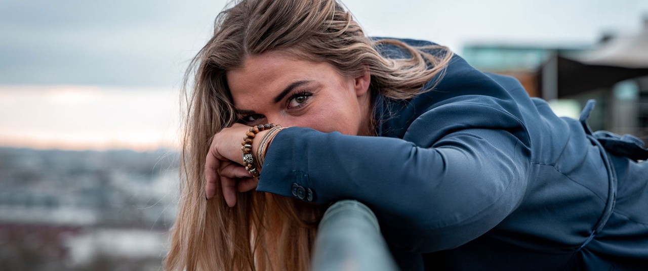 Portret fotoshoot met Klaartje - Op het dak van het Groot Handelsgebouw in Rotterdam