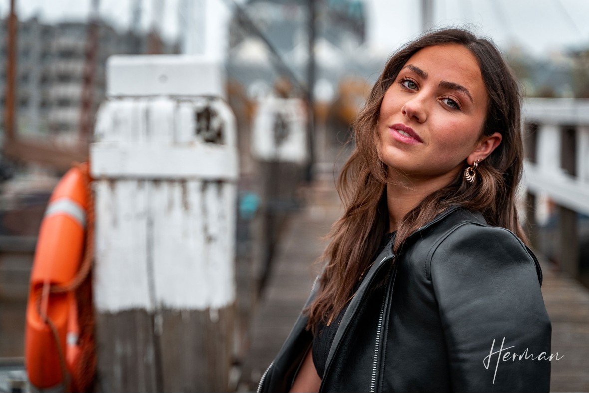 Portret fotoshoot met Roos - Op een steiger in de Oude Haven te Rotterdam