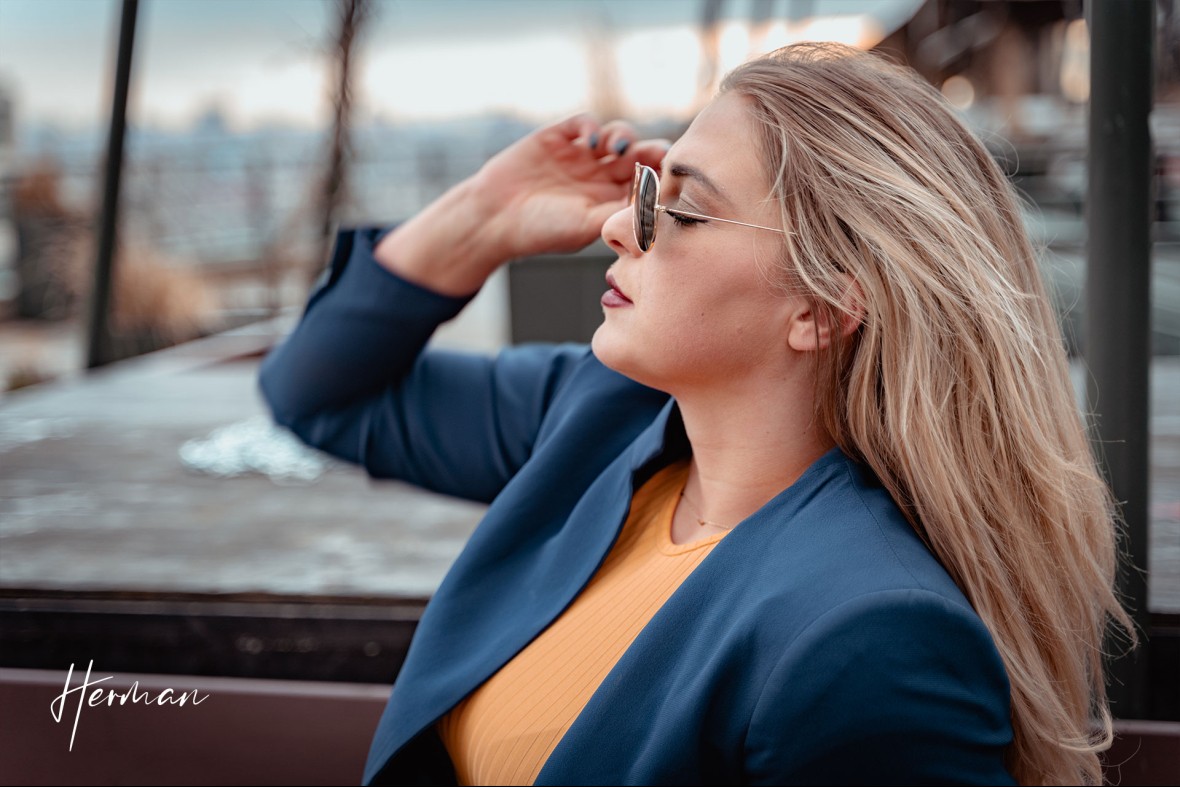 Klaartje met zonnebril op het Groot Handelsgebouw in Rotterdam  - Portret fotoshoot in Rotterdam