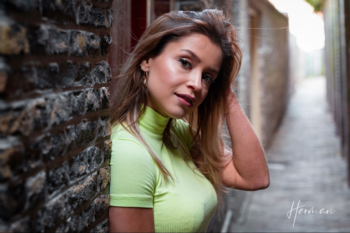 Portret fotoshoot met Laura - In het smalste steegje van Dordrecht
