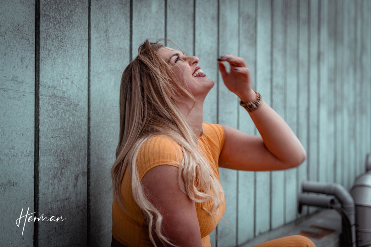Klaartje lacht zich kapot op het Groot Handelsgebouw in Rotterdam - Portret fotoshoot in Rotterdam