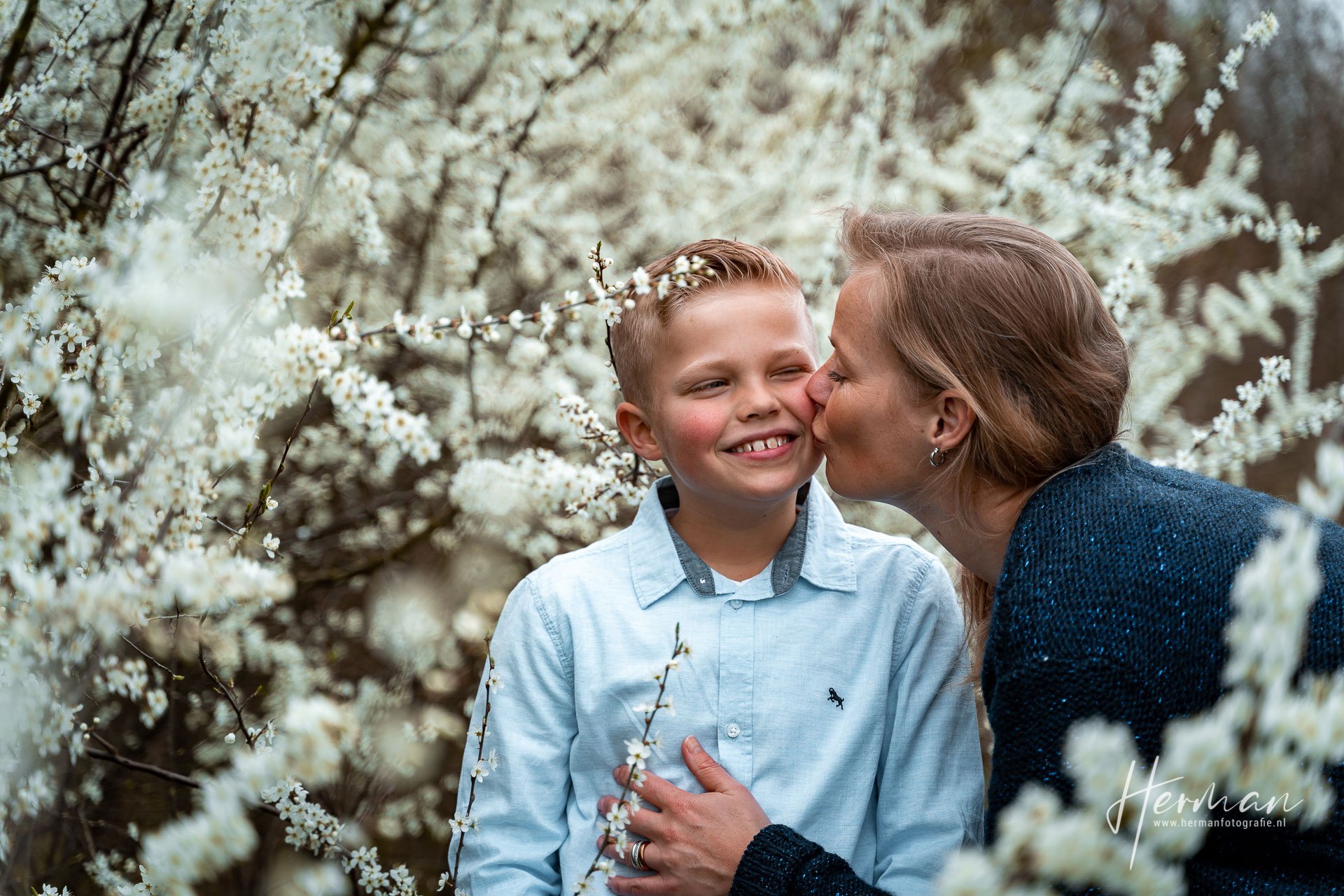 Lifestyle fotoshoot - Moeder kust haar zoon voor bloesem in Hendrik Ido Ambacht - Herman Fotografie