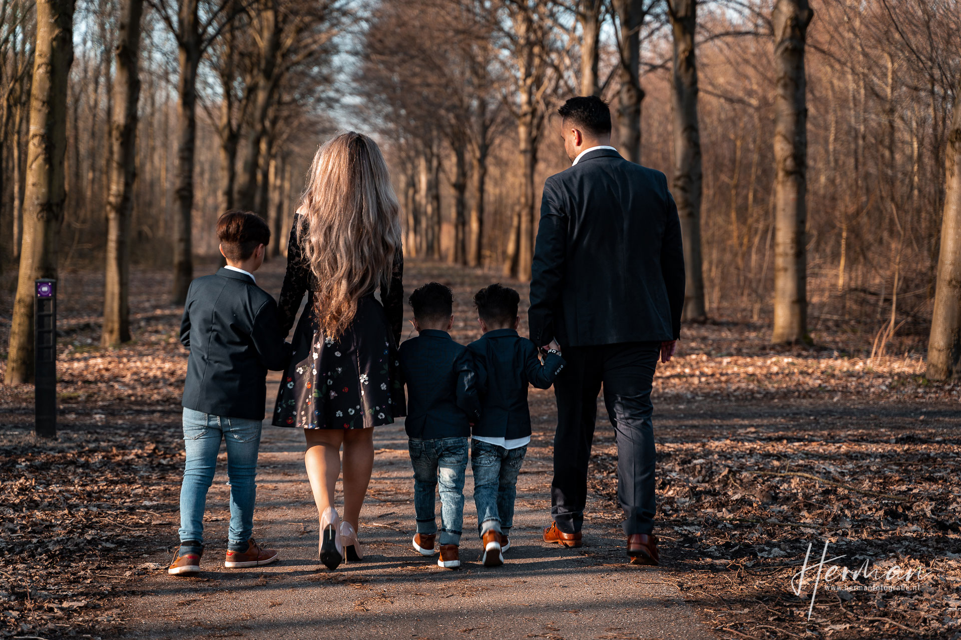 Lifestyle fotoshoot - Gezin loopt in de Elzen, Dordrecht - Herman Fotografie