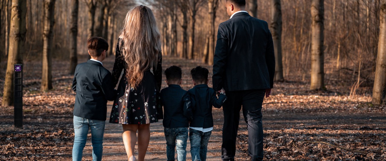 Lifestyle fotoshoot - Gezin loopt in de Elzen, Dordrecht - Herman Fotografie