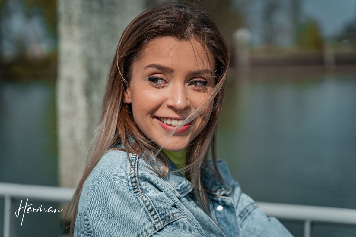 Laura geniet van de zon aan het Wantij in Dordrecht - Portret fotoshoot Dordrecht met fotograaf Dordrecht