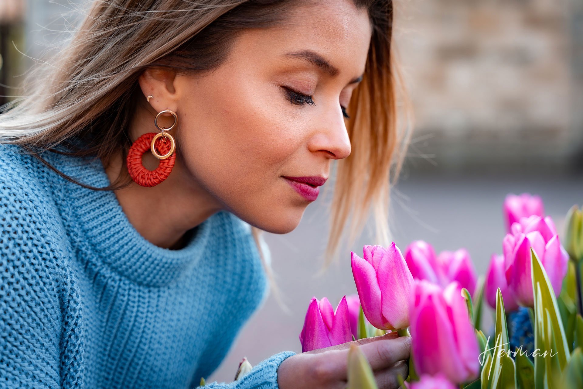Portret fotoshoot met Laura - Ruikend aan tulpen in Den Haag