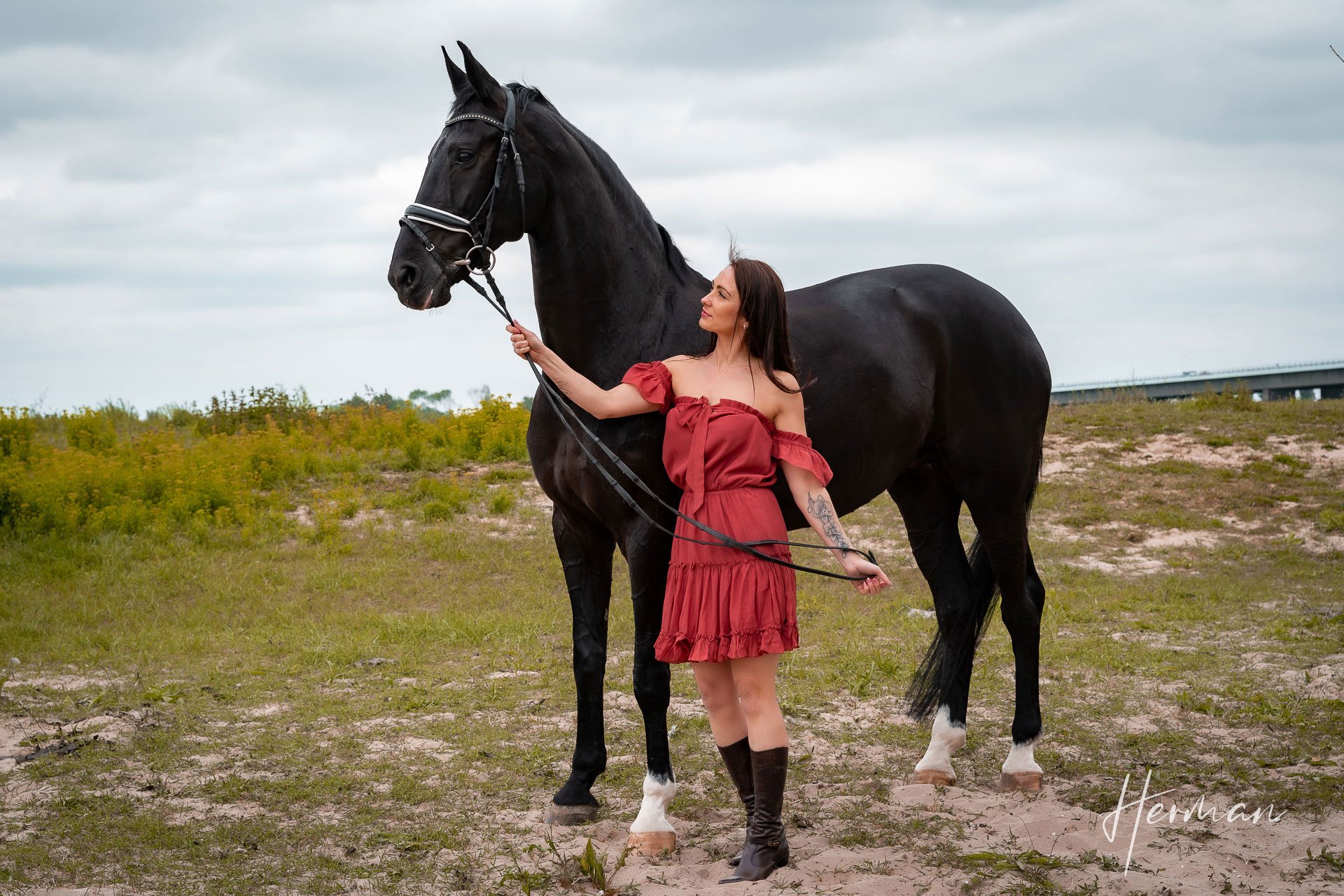 Portret fotoshoot met Anastasiya - Samen met een paard aan de rivier te Zoelen