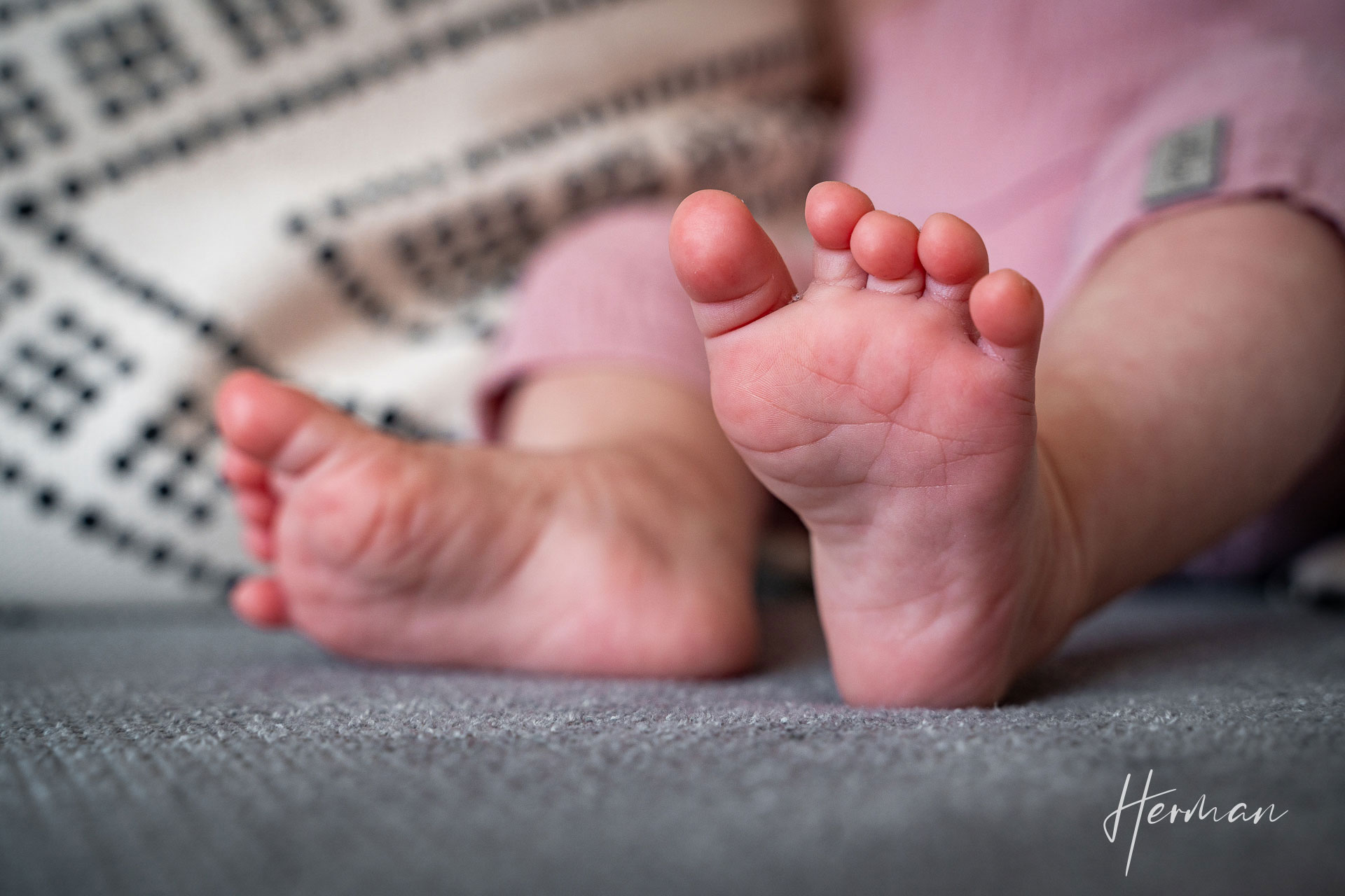 Lifestyle fotoshoot - Kindervoetjes op de bank - Herman Fotografie