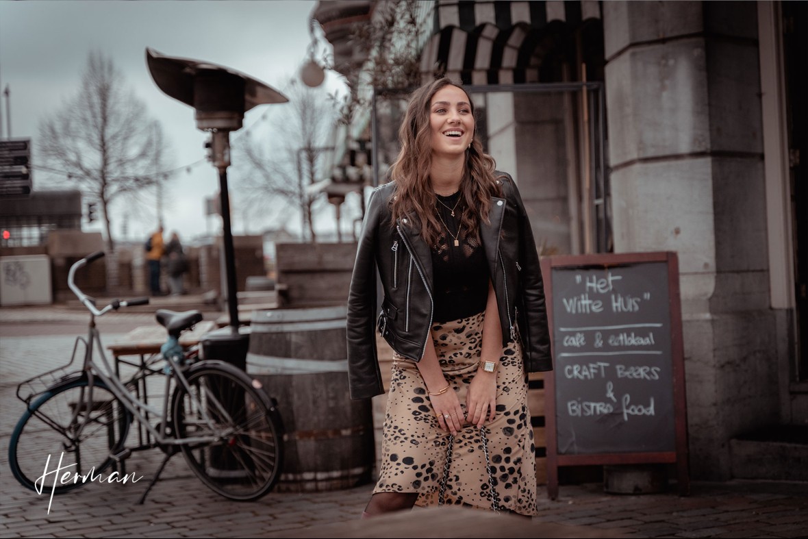 Roos lacht aan de oude haven te Rotterdam - Portret fotoshoot in Rotterdam