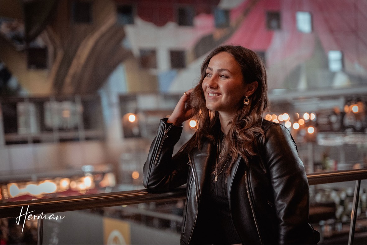Roos op het balkon in de Markthal Rotterdam - Portret fotoshoot in Rotterdam