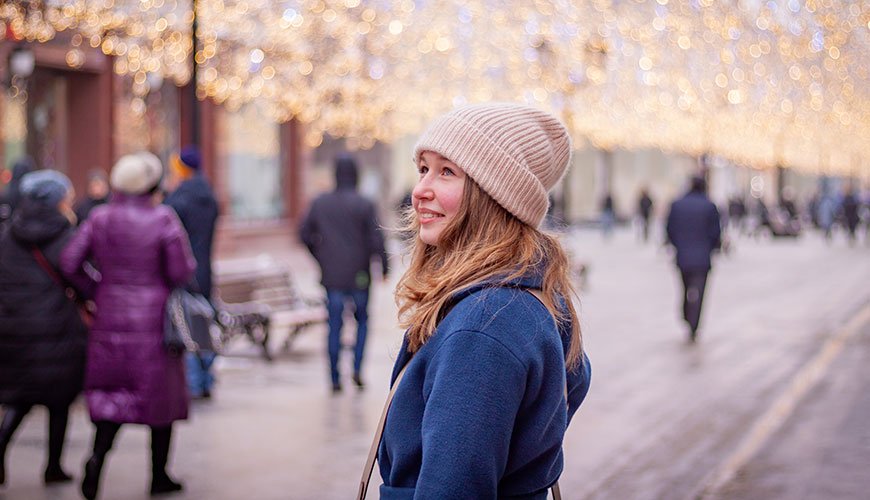 Natalia kijkt omhoog tijdens een wandeling en portret fotoshoot in het centrum van Moskou