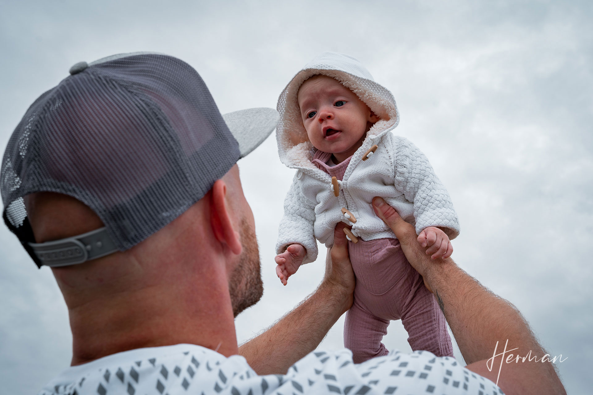 Lifestyle fotoshoot - Kind leert vliegen van papa - Herman Fotografie