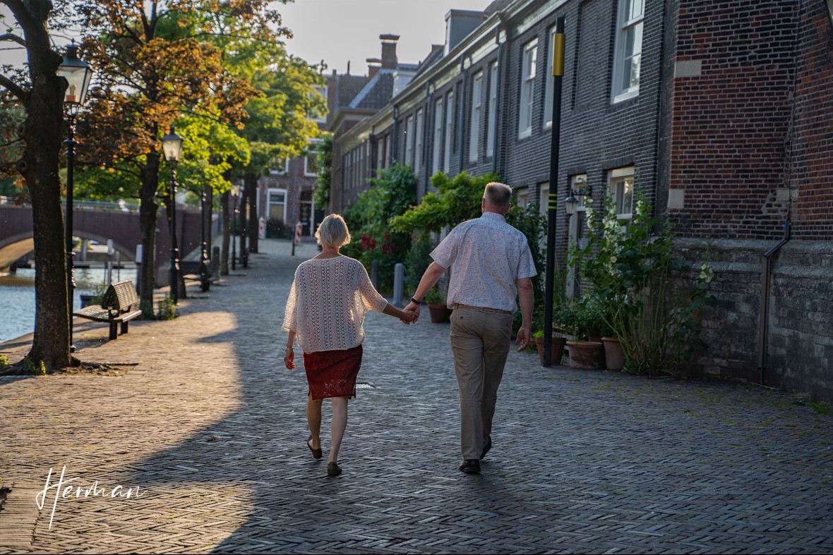 Marcel en Karin lopen hand in hand langs de grote kerk in Dordrecht - Portret fotoshoot Dordrecht met fotograaf Dordrecht