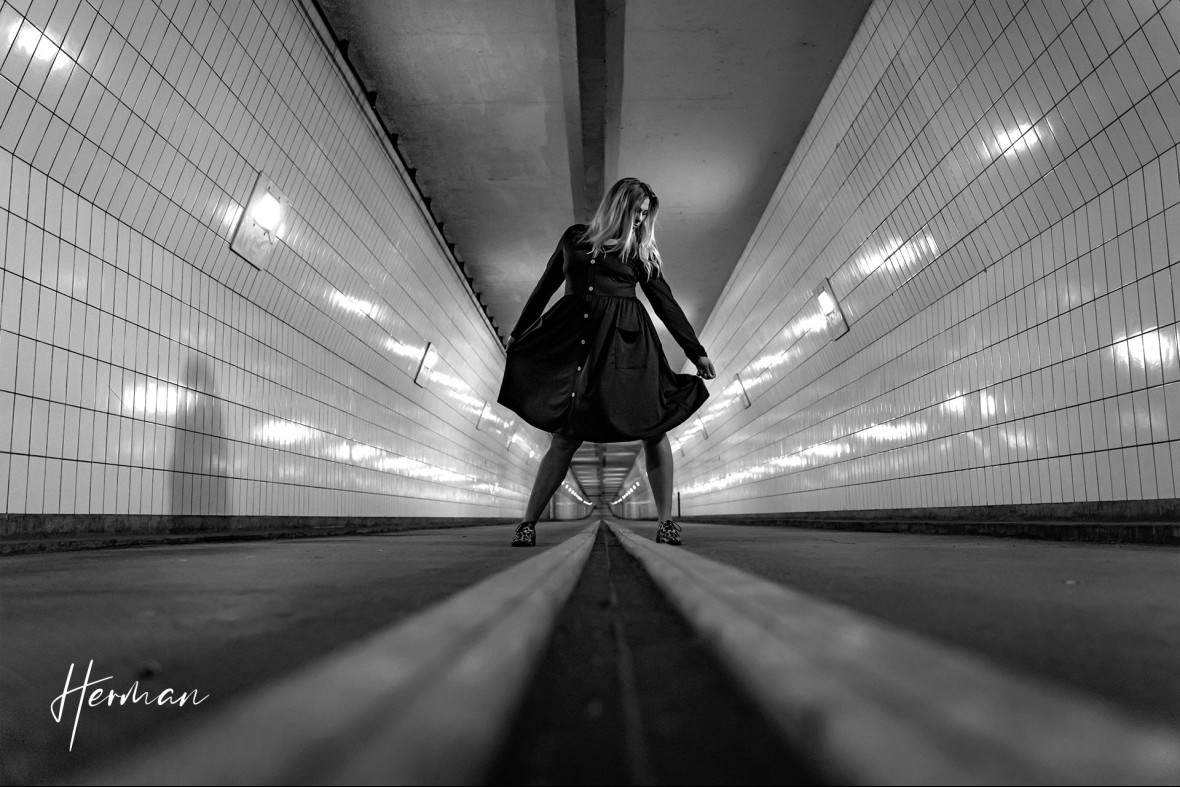 Portret Klaartje in de Maastunnel in Rotterdam - Fotograaf Rotterdam