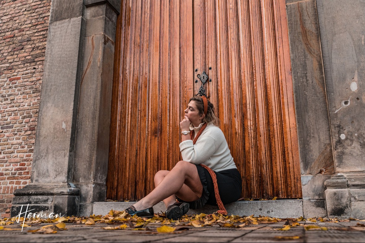 Klaartje voor een kerkdeur in Maassluis - Portret fotoshoot in Maassluis