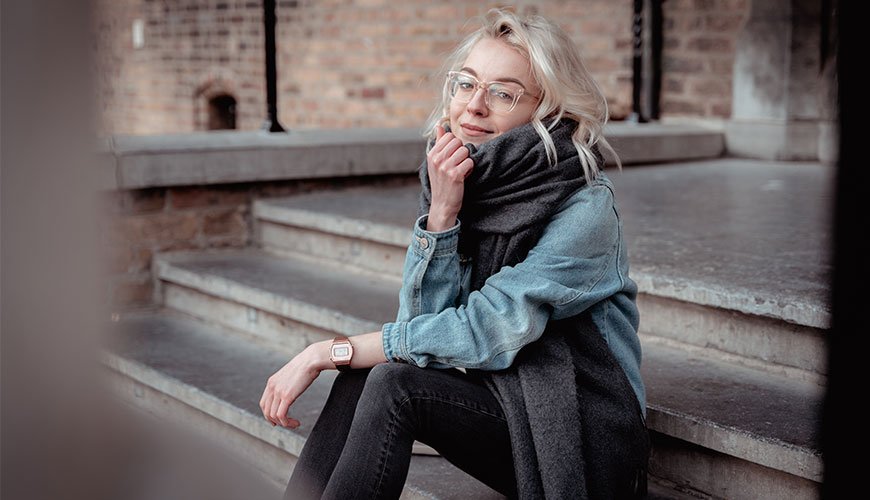 Polyna zit op een trapje in het Binnenhof te Den Haag tijdens een portret fotoshoot