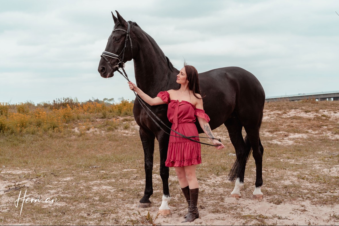 Anastasiya naast een paard in Zoelen - Portret fotoshoot in Zoelen