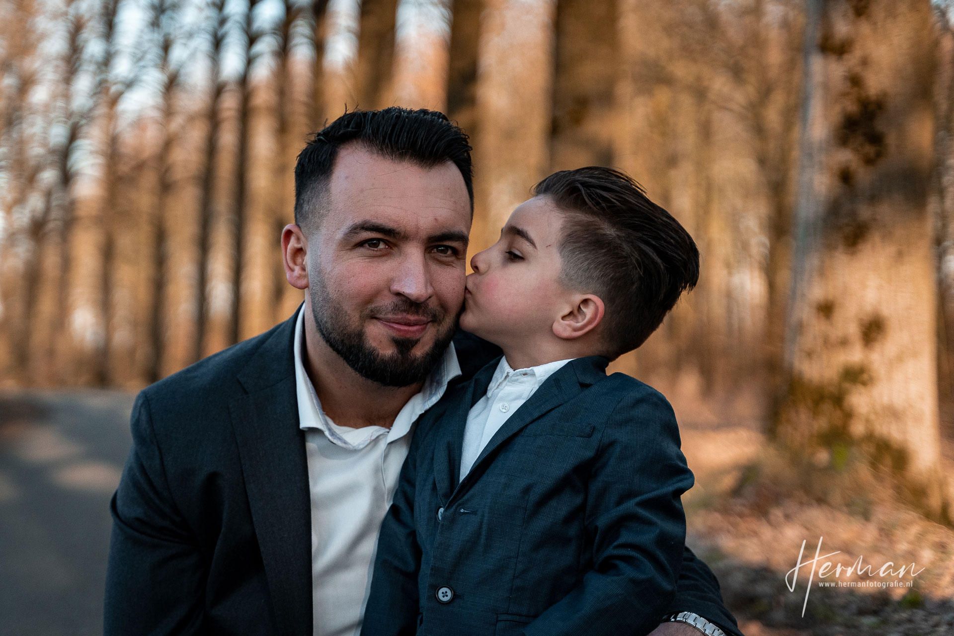 Lifestyle fotoshoot - Zoon kust vader op de wang in Dordrecht - Herman Fotografie