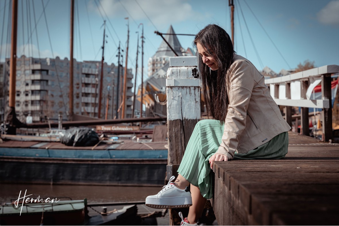 Ella zit op een steiger in de oude haven in Rotterdam - Portret fotoshoot in Rotterdam