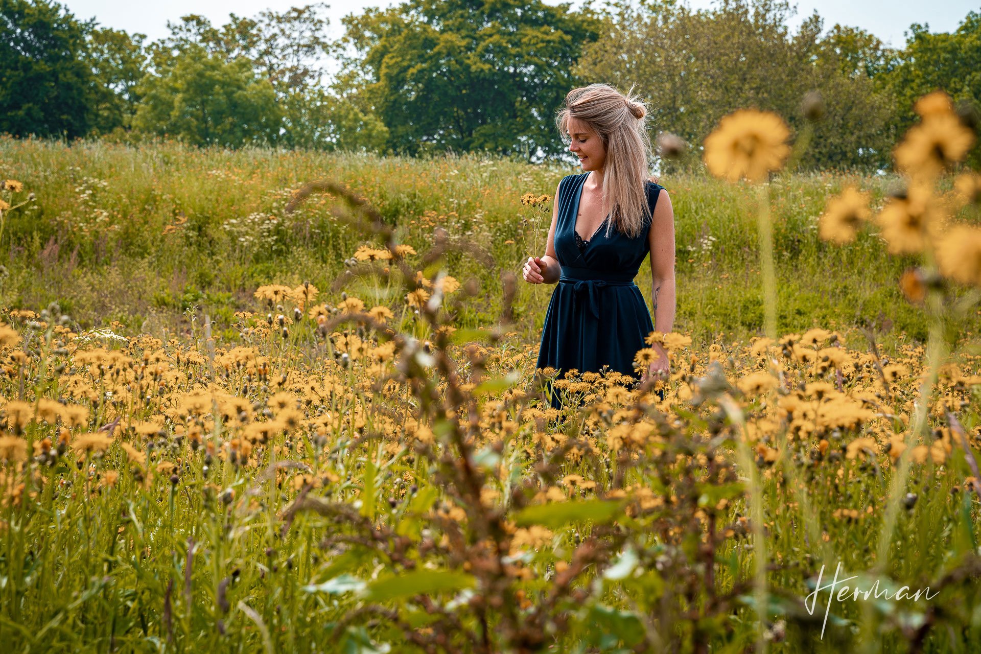 Portret fotoshoot met Claudia - Midden in een veld met bloemetjes in Zaltbommel