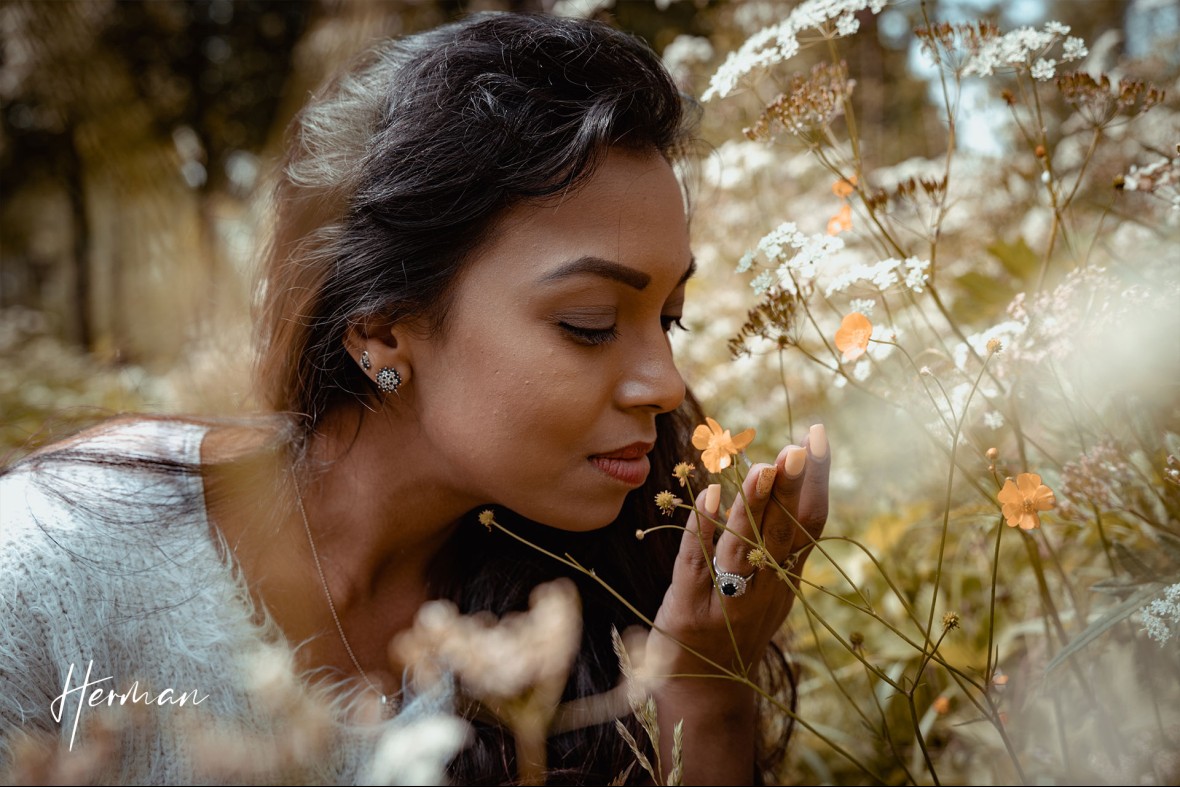 Shreyasi ruikt aan een bloem in de Elzen te Dordrecht - Portret fotoshoot Dordrecht met fotograaf Dordrecht