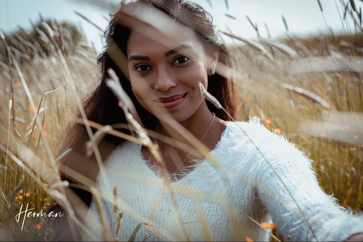 Shreyasi tussen het gras in de Elzen te Dordrecht - Portret fotoshoot Dordrecht met fotograaf Dordrecht