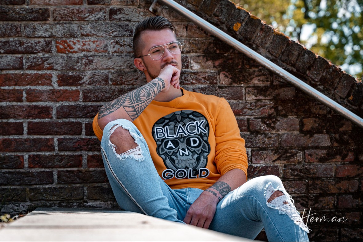 Portret fotoshoot met Arwin - Dromerig op een trap in Vlaardingen