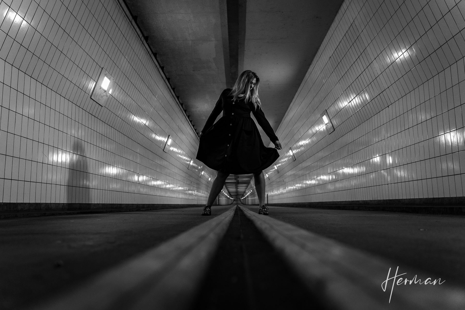 Portret fotoshoot met Klaartje - In de Maastunnel in Rotterdam