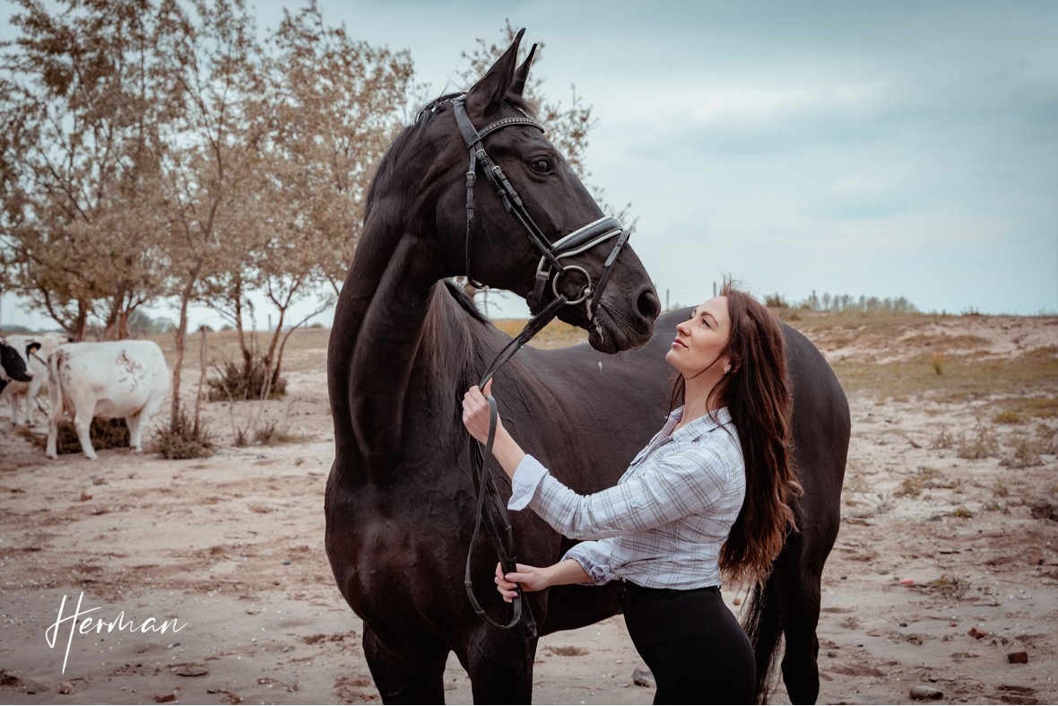 Anastasiya kijkt naar een paard in Zoelen - Portret fotoshoot in Zoelen