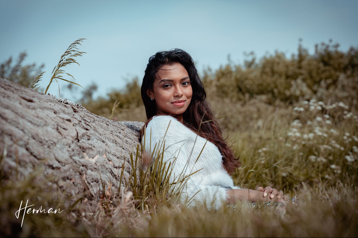 Shreyasi zittend tegen een boomstam in de Elzen in Dordrecht - Portret fotoshoot Dordrecht met fotograaf Dordrecht