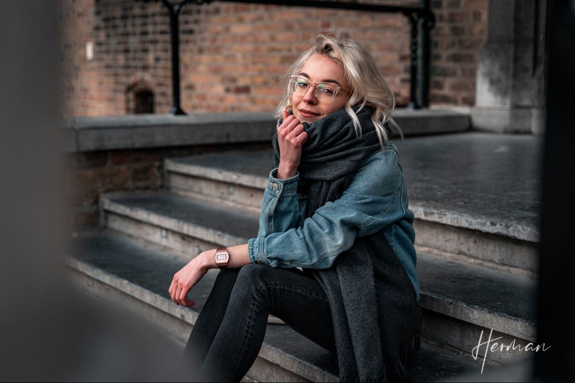 Portret fotoshoot met Polina - Op een trappetje voor de Ridderzaal in Den Haag